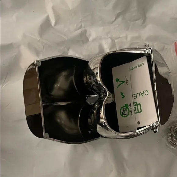 Silver Metallic Clutch with Reflective Finish - Picture 4 of 6